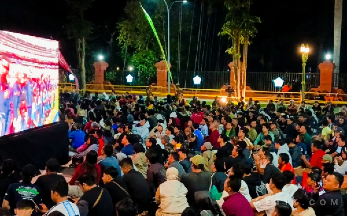 Foto Ribuan warga menyaksikan pertandingan antaran Spanyol dan Argentina dengan gembira di Jalan Cokronegoro, kawasan Alun-Alun Sidoarjo. (Foto: Fathur Roziq/Ketik.con)