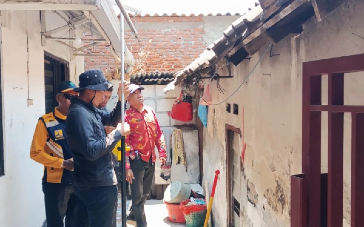 Foto Petugas PU Bina Marga dan Badan Pertanahan Nasional mengukur titik-titik koordinat bakal Flyover Gedangan pada Kamis (15 Oktober 2026). (Foto: Fathur Roziq/Ketik.com)
