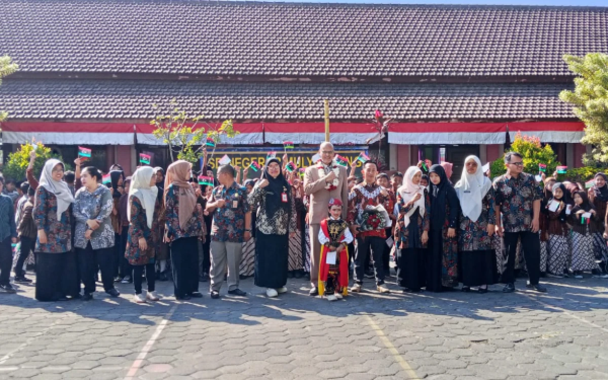 Foto Siswa dan guru SDN 02 Mulyoagung menyambut hangat akademisi asal Libya, Dr. Salem Ahmed Ahmed A. Elkushli, bersama dosen UIN Maulana Malik Ibrahim Malang dalam kegiatan International Education Program. (Foto: Fakultas Syariah UIN Malang)