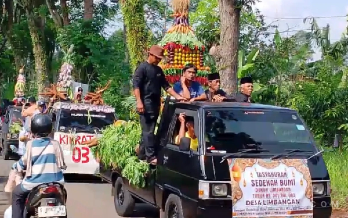 Thumbnail Berita - Sedekah Bumi Desa Limbangan Pekalongan Meriah, Warga Arak Gunungan dan Gelar Kirab Budaya
