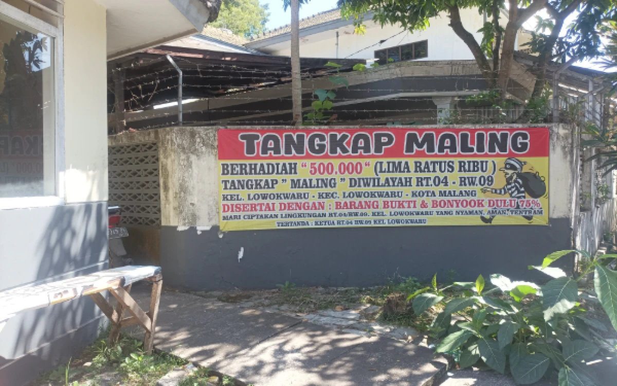 Foto Banner sayembara tangkap maling yang dipasang oleh warga RT 4 RW 9 Kelurahan Lowokwaru Kecamatan Lowokwaru Kota Malang saat didatangi oleh Ketik.com, Rabu, 22 Juli 2026 (Foto : Kukuh / Ketik)