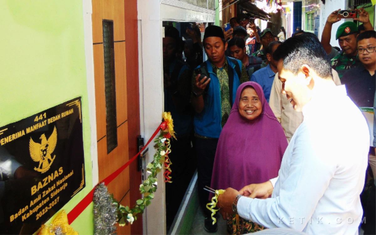 Foto Munjiati menatap wajah Bupati Subandi dengan gembira saat menerima kunci rumahnya yang sudah layak huni setelah direnovasi pada Agustus 2026. (Foto: Dokumen)