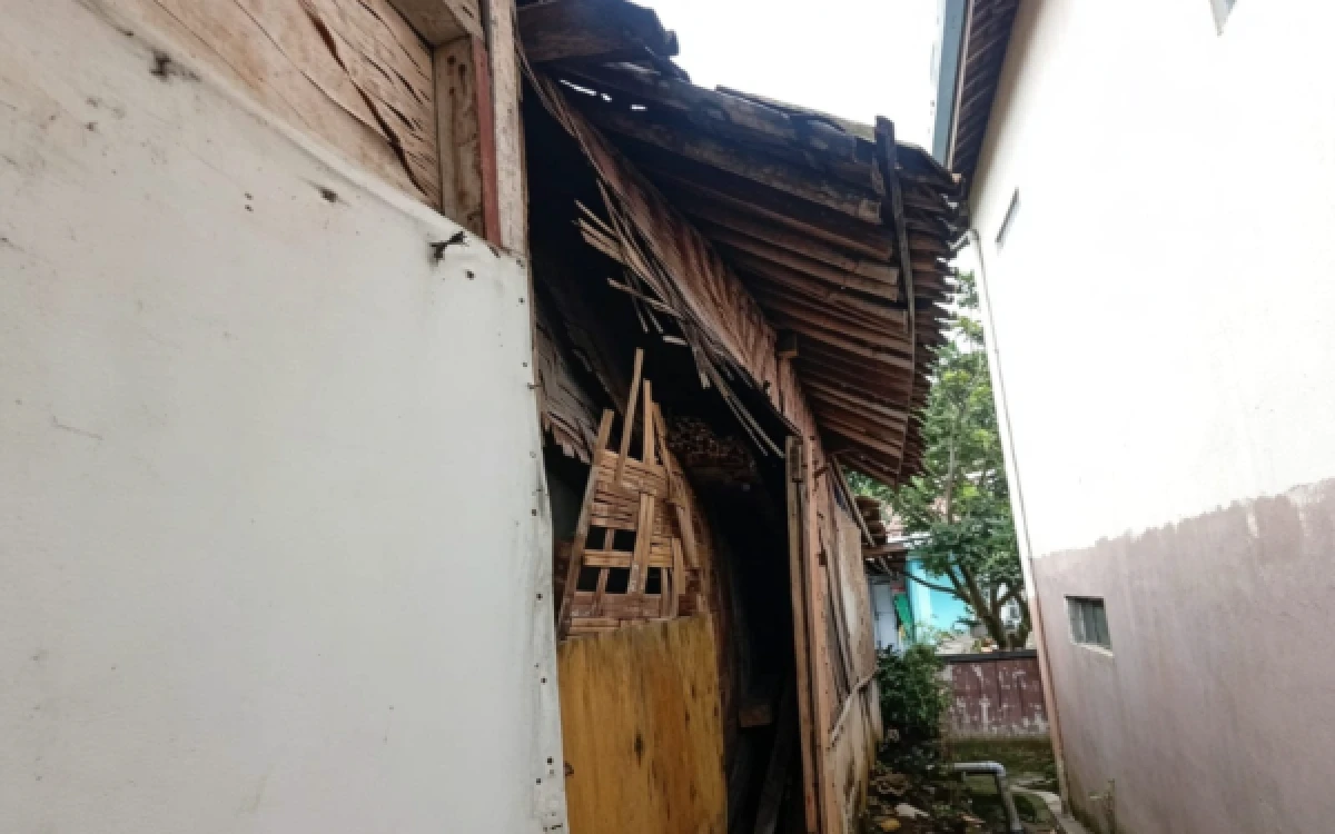 Thumbnail Berita - Kondisi Memprihatinkan: 11 Jiwa Tinggal di Rumah Nyaris Roboh