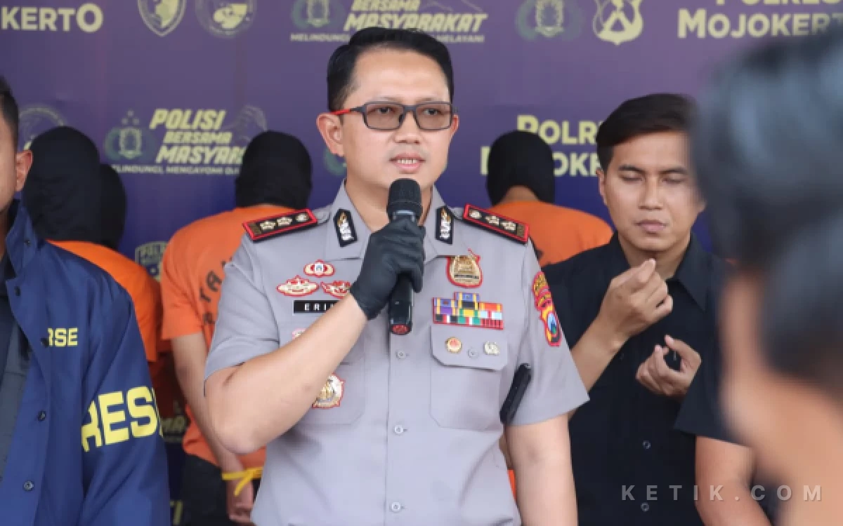 Foto Kapolres Mojokerto AKBP Dr. Raden Erik Bangun Prakasa, S.H., S.I.K., M.M. saat memberikan keterangan pers kepada awak media (foto : sholahudin/ ketik.com)
