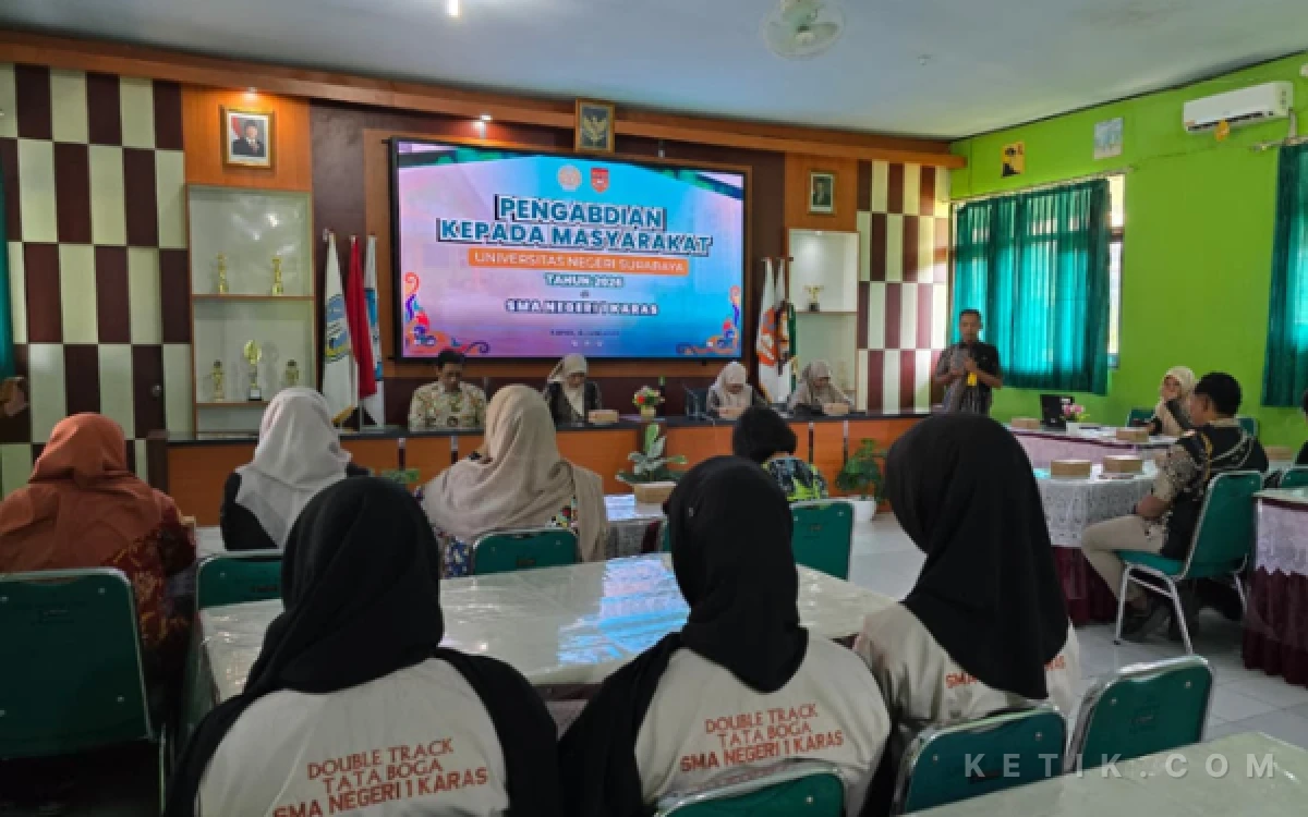 Foto Kegiatan PKM UNESA di SMAN 1 Karas. (Foto: Athik Roisana for Ketik.com)