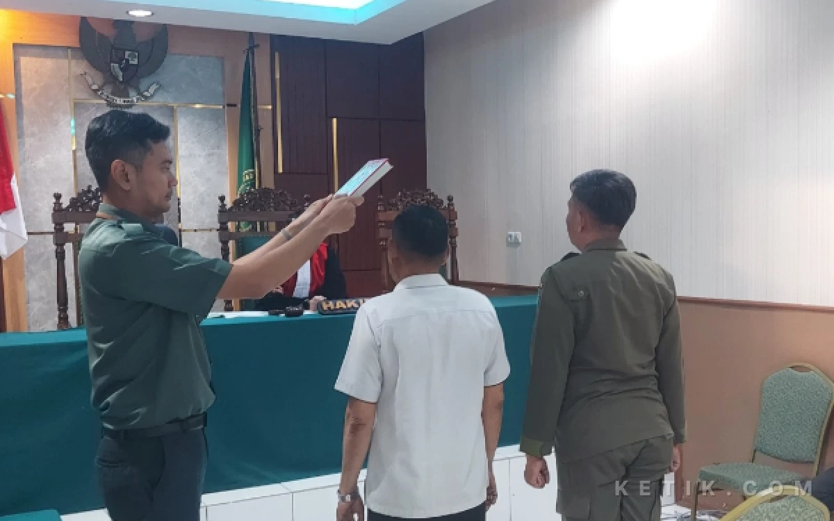 Foto Pengambilan sumpah terdakwa dan saksi dilakukan sebelum persidangan tipiring perkara penjualan miras yang digelar di Kantor Satpol PP Sidoarjo. (Foto: Rahayu/Kominfo Sidoarjo).