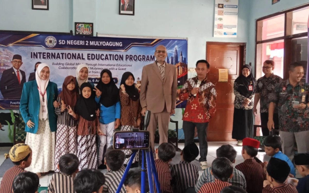Foto Akademisi asal Libya, Dr. Salem Ahmed Ahmed A. Elkushli, bersama dosen pendamping dari Fakultas Syariah UIN Maulana Malik Ibrahim Malang, Dr. Prayudi Rahmatullah, M.HI., memperkenalkan diri di hadapan siswa SDN 02 Mulyoagung sebelum memulai sesi pembelajaran. (Foto: Fakultas Syariah UIN Malang)