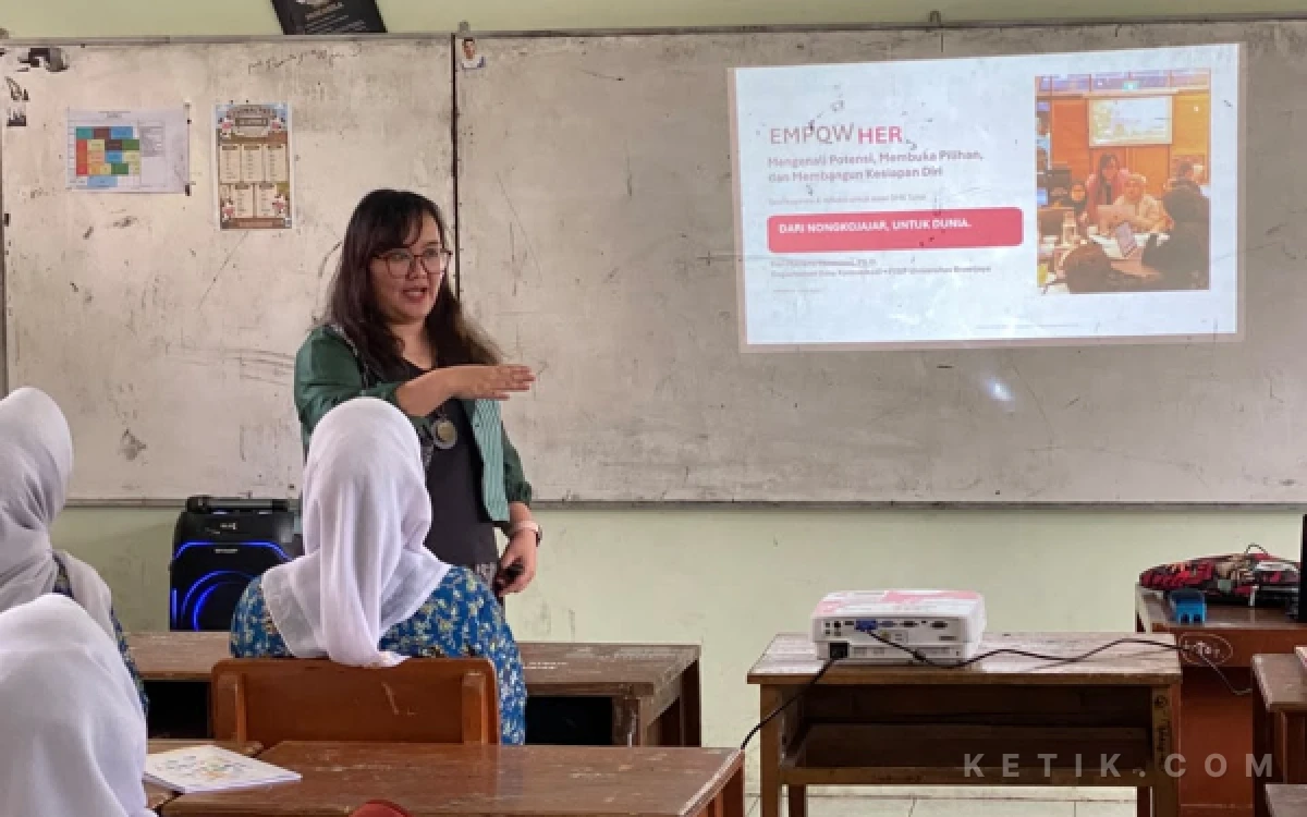 Foto Dosen Ilmu Komunikasi FISIP UB, Fitri Hariana Oktaviani, S.S., S.E., M.Commun., Ph.D, saat menjelaskan materi di hadapan peserta.