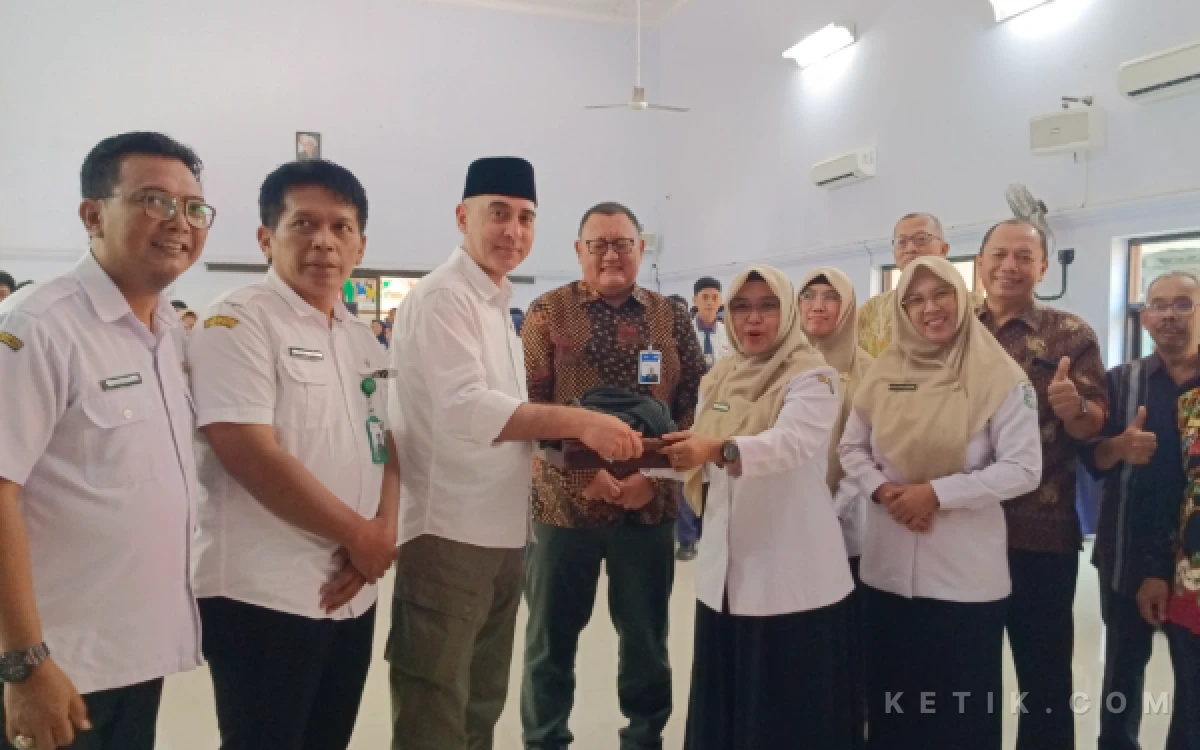 Thumbnail Berita - Dukung Bakat Siswa, Nasim Khan Beri Fasilitas Wall Climbing untuk SMAN 2 Situbondo