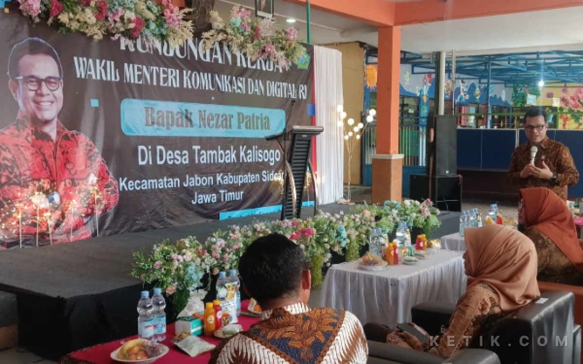 Foto Wamen Komdigi Nezar Patria saat berkunjung ke Balai Desa Tambak Kalisogo, Kecamatan Jabon, saat pencanangan program Desa Digital pada Januari 2025 lalu. (Foto: Fathur Roziq/Ketik.com)