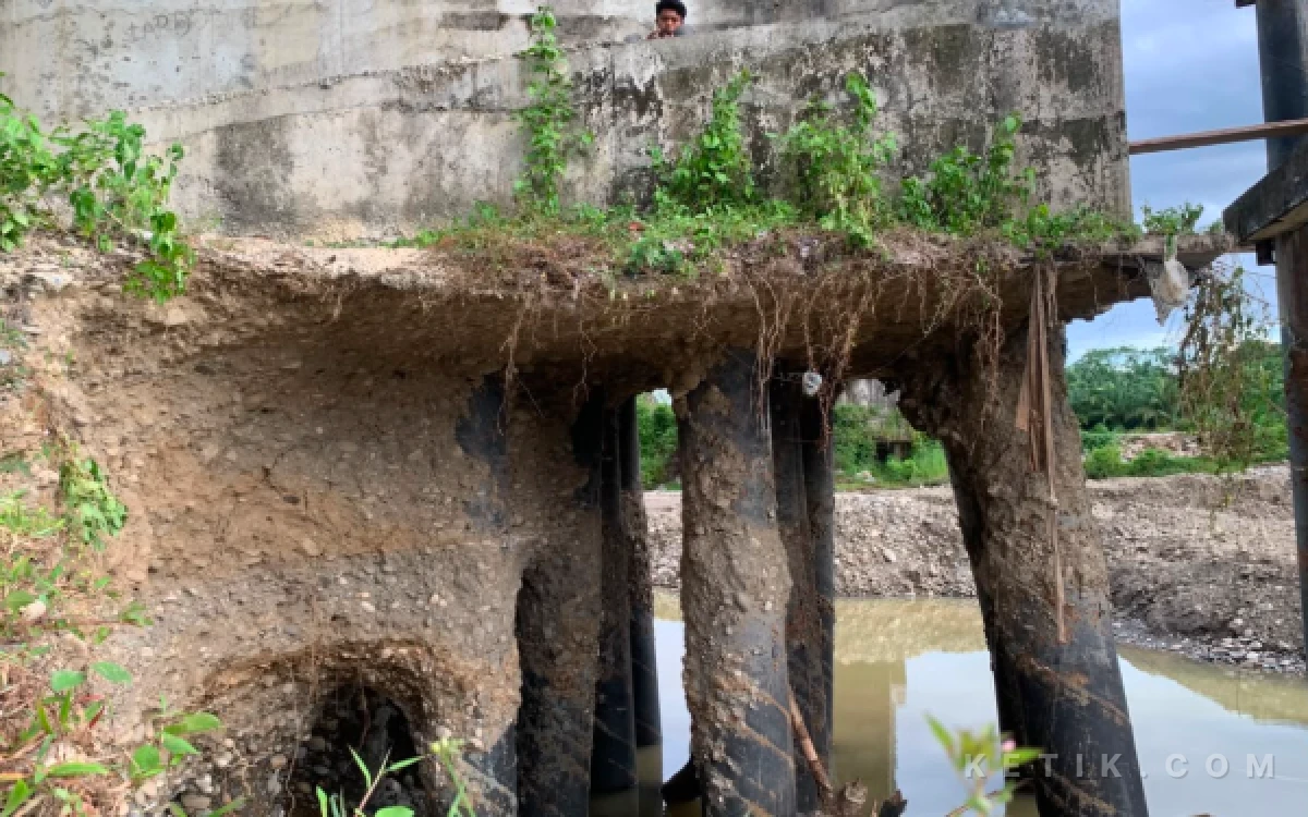 Foto Kondisi tiang pancang penahan jembatan rangka baja di Babahrot miring akibat kikisan derasnya air sungai Krueng Babahrot, Rabu, 1 Juli 2026. (Foto: T. Rahmat/Ketik)