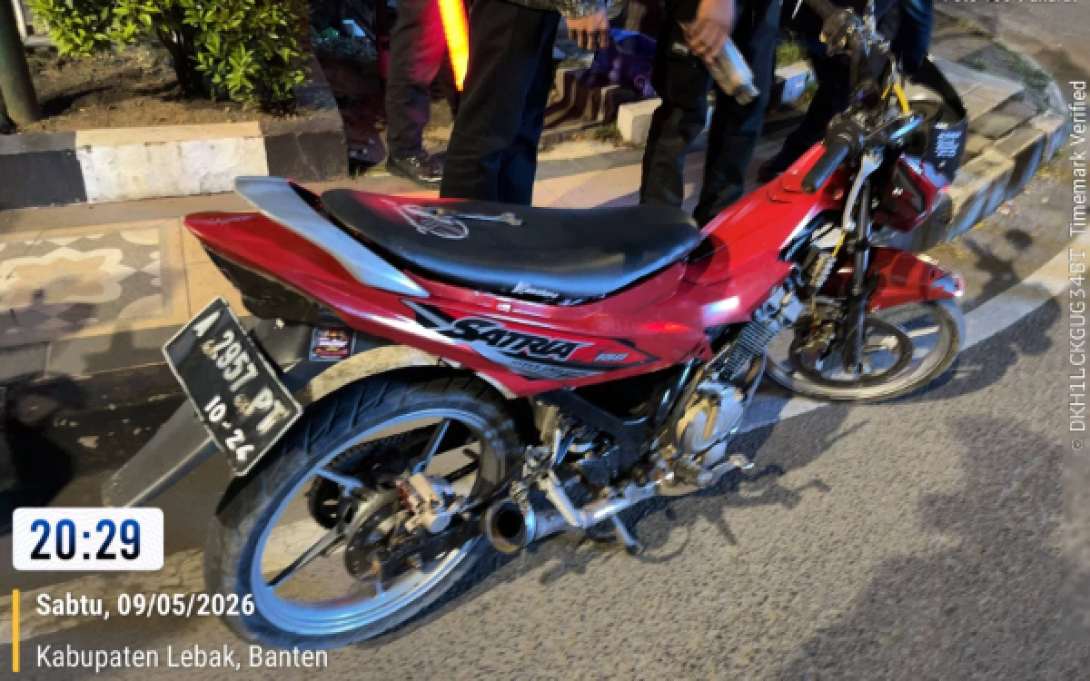Foto Petugas Kepolisian Polres Lebak sedang menertibkan kendaraan knalpot Brong di Jalan Multatuli Rangkasbitung, Sabtu malam 9 Mei 2026. (Foto: Satlantas Polres Lebak for ketik.com)