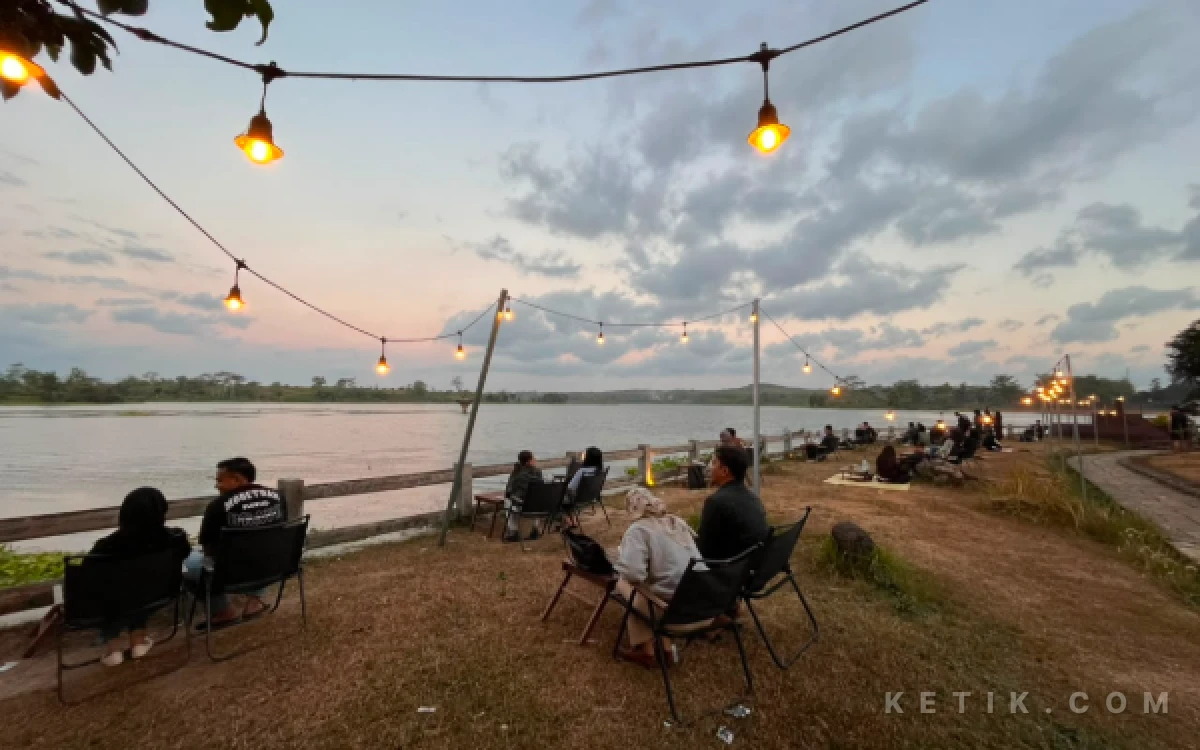 Foto Suasana syahdu yang dapat dinikmati pengunjung saat berada di Kafe Ketara Nature. (Foto: Dok. Ketik.com)