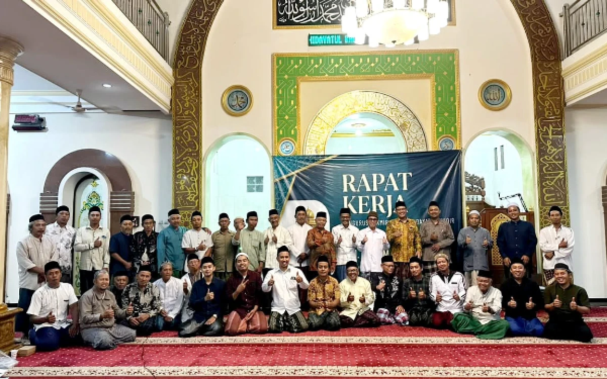 Foto Para peserta seminar manajemen masjid dan rapat kerja (raker) Masjid Hidayatul Khoir Gasek, Karangbesuki, Kecamatan Sukun, Kota Malang, Minggu, 18 Oktober 2026.  (Foto: Miftahul Huda for Ketik.com)