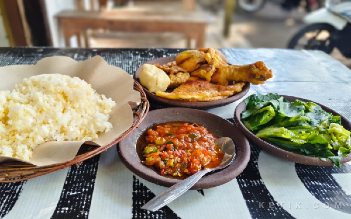 Foto Seporsi lengkap hidangan nasi empok dan sambal orek khas Tengger, yang siap menghangatkan tubuh di tengah dinginnya udara lereng Pegunungan Bromo. (Foto: Dendy/Ketik.com)