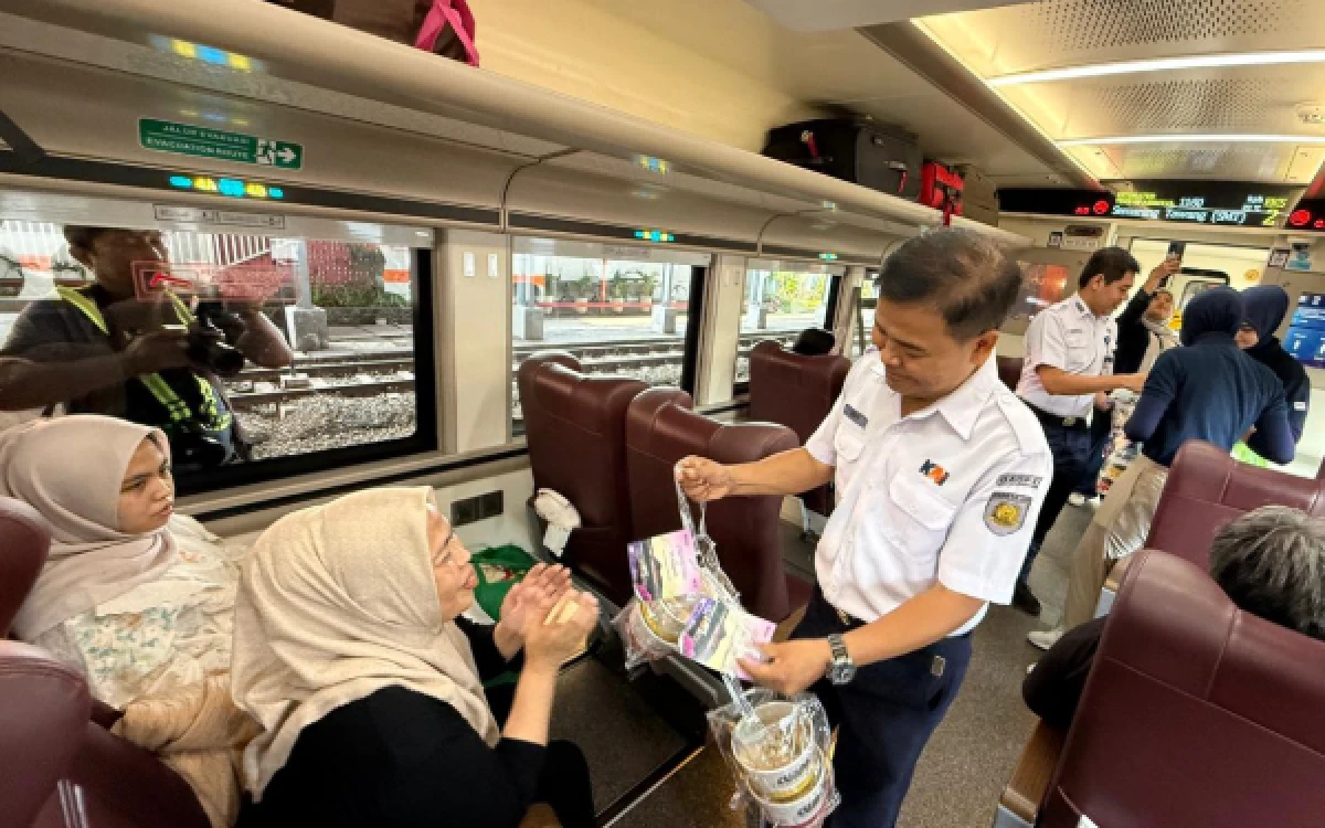 Thumbnail Berita - Manjakan Penumpang, KAI Daop 8 Surabaya Tebar Kado di Perjalanan Perdana KA Anggrek