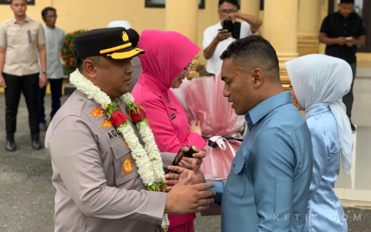 Foto AKBP Agus Sulistianto bersama Bupati Abdya Dr Safarudin dalam prosesi pisah sambut di Mapolres Abdya, Blangpidie, Jumat (17/7/2026). (Foto: T. Rahmat/Ketik)