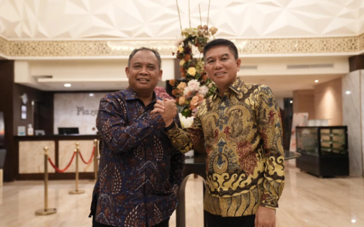 Foto Bupati Sleman Harda Kiswaya (kiri) berjabat tangan erat dengan Bupati Konawe Selatan Irham Kalenggo (kanan). Keduanya sepakat untuk berkolaborasi menyusun langkah strategis dan kajian komprehensif guna menyelesaikan persoalan hak lahan di UPT Arongo secara berkelanjutan. (Foto: Prokompim Slm for Ketik.com)