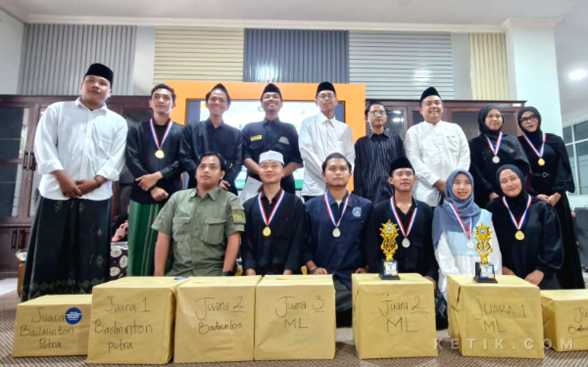Foto Penyerahan hadiah kepada pemenang lomba dalam rangkaian Harlah Ke-29 IMAN Malang Raya. (Foto: Naufal Ardiansyah/Ketik.com)