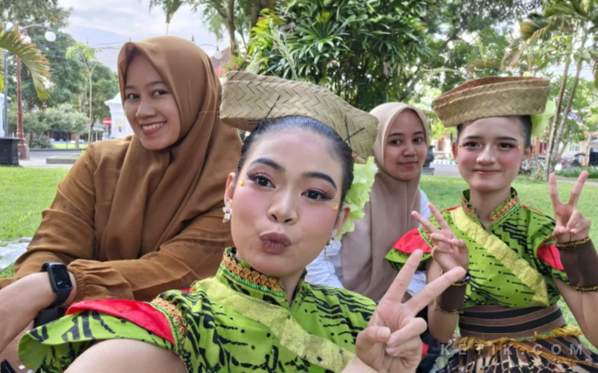 Thumbnail Berita - Kisah Guru Yasi yang Sukses Ajarkan Anak Tunarungu Pacitan Menari dengan Mata