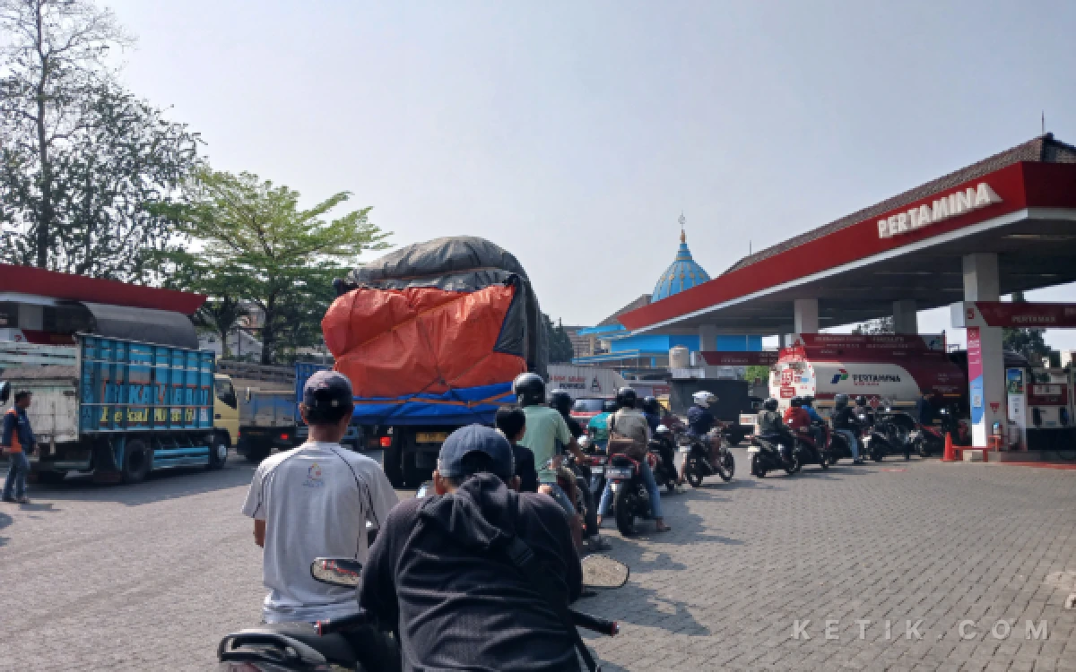 Thumbnail Berita - Antrean BBM Terjadi di Bali dan Sekitarnya, Bahlil Sebut Stok Nasional Masih Aman