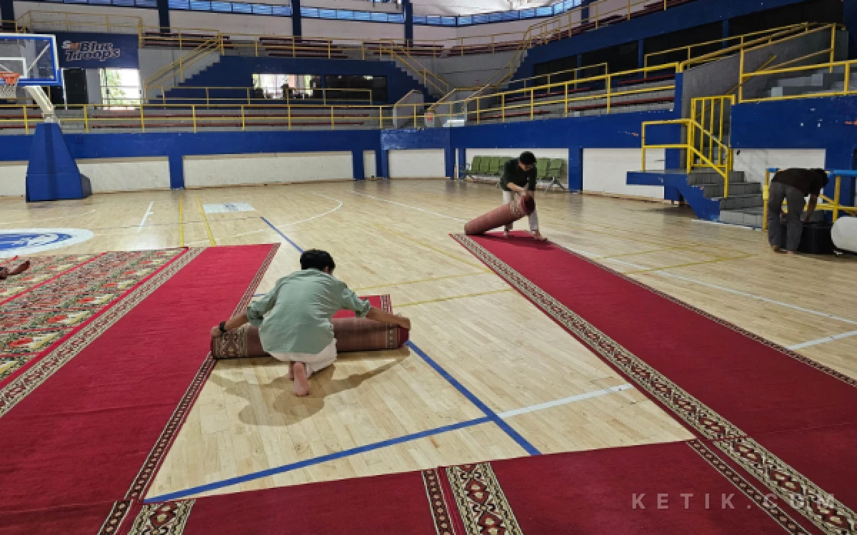 Foto Pengurus MIRAI Universitas Pertamina menyulap GOR menjadi tempat salat Jumat (Foto: Muhsin Budiono/Ketik.com)