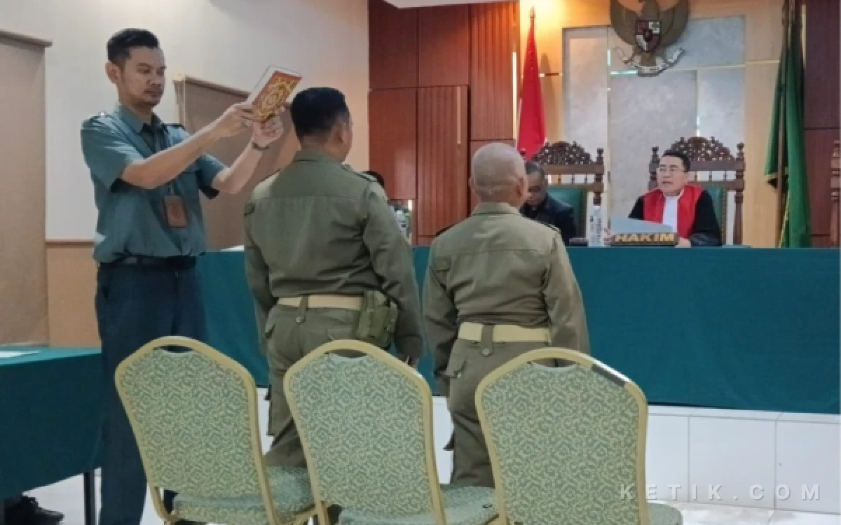 Foto Anggota Satpol PP Sidoarjo disumpah sebagai saksi dala sidang perkara tindak pidana ringan penjualan miras. (Foto: Fathur Roziq/Ketik.com)