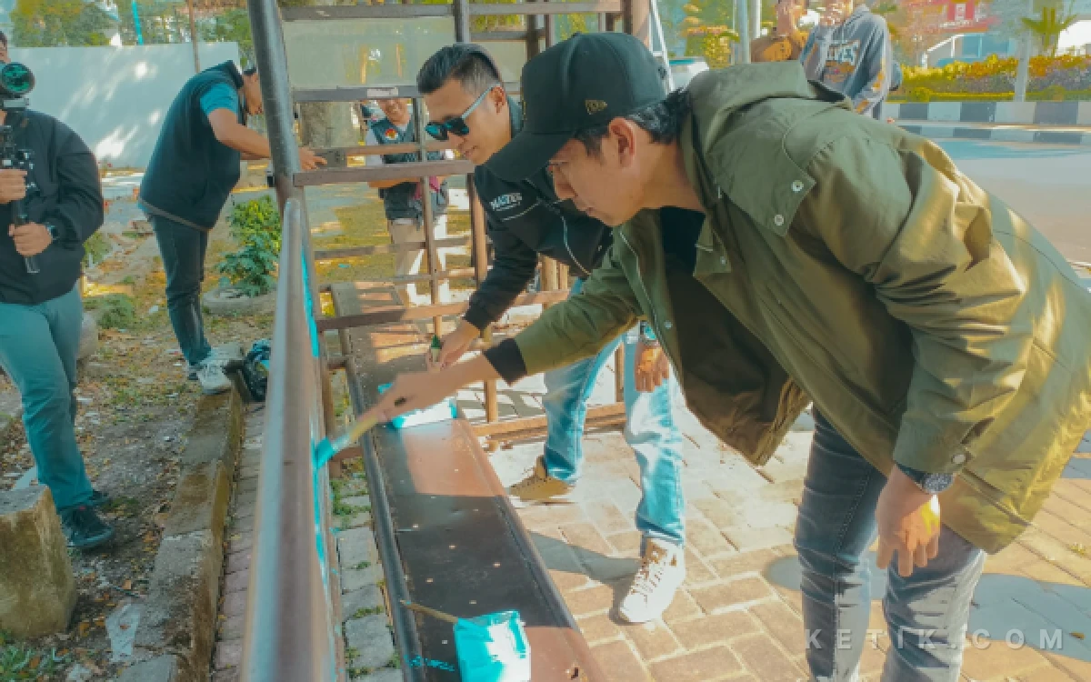 Foto Ketua Komisi C DPRD Kota Malang saat membersihkan fasum jadi sasaran vandalisme. (Foto: Sam Anas for Ketik.com)