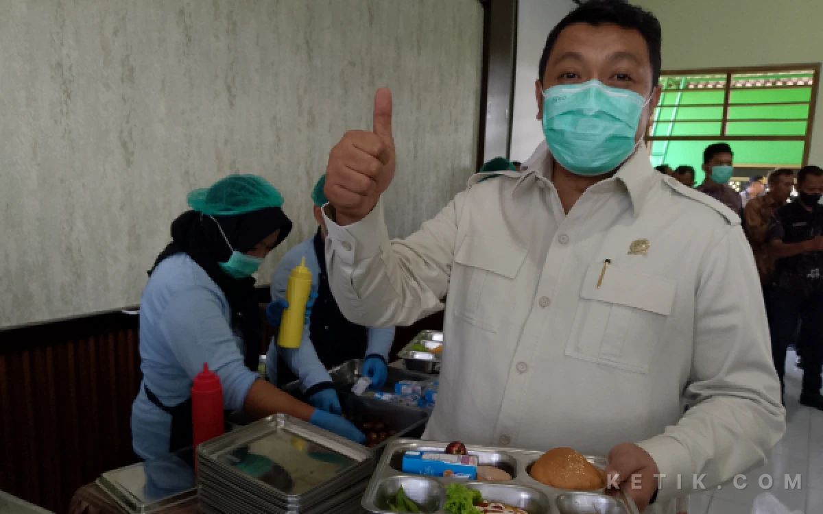 Foto Wakil Ketua Komisi B DPRD Jatim Chusni Mubarok memberikan apresiasi MBG prasmanan di SMPN 1 Kepanjen Kabupaten Malang. (Foto: Binar Gumilang/Ketik.com)