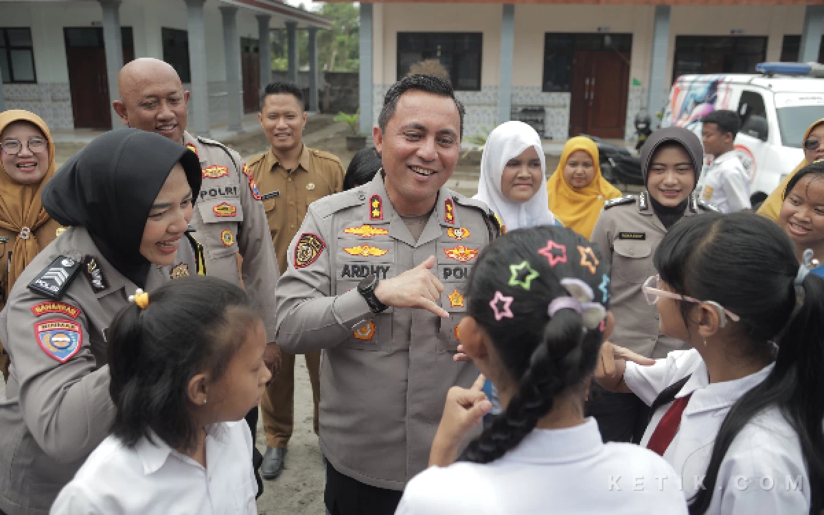 Thumbnail Berita - Kapolres Blitar Sambangi SLB Negeri Talun, Soroti Hak Setara Anak Berkebutuhan Khusus