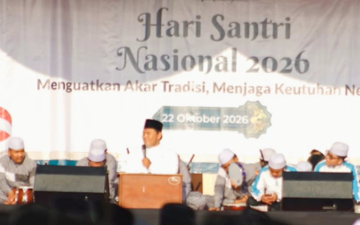 Foto Keluarga besar YPM Sidoarjo Apel Hari Santri Nasional 2026 dengan para siswa tetap menjalankan tradisi mengaji kitab pada Kamis (22 Oktober 2026). (Anas/Ketik.com)