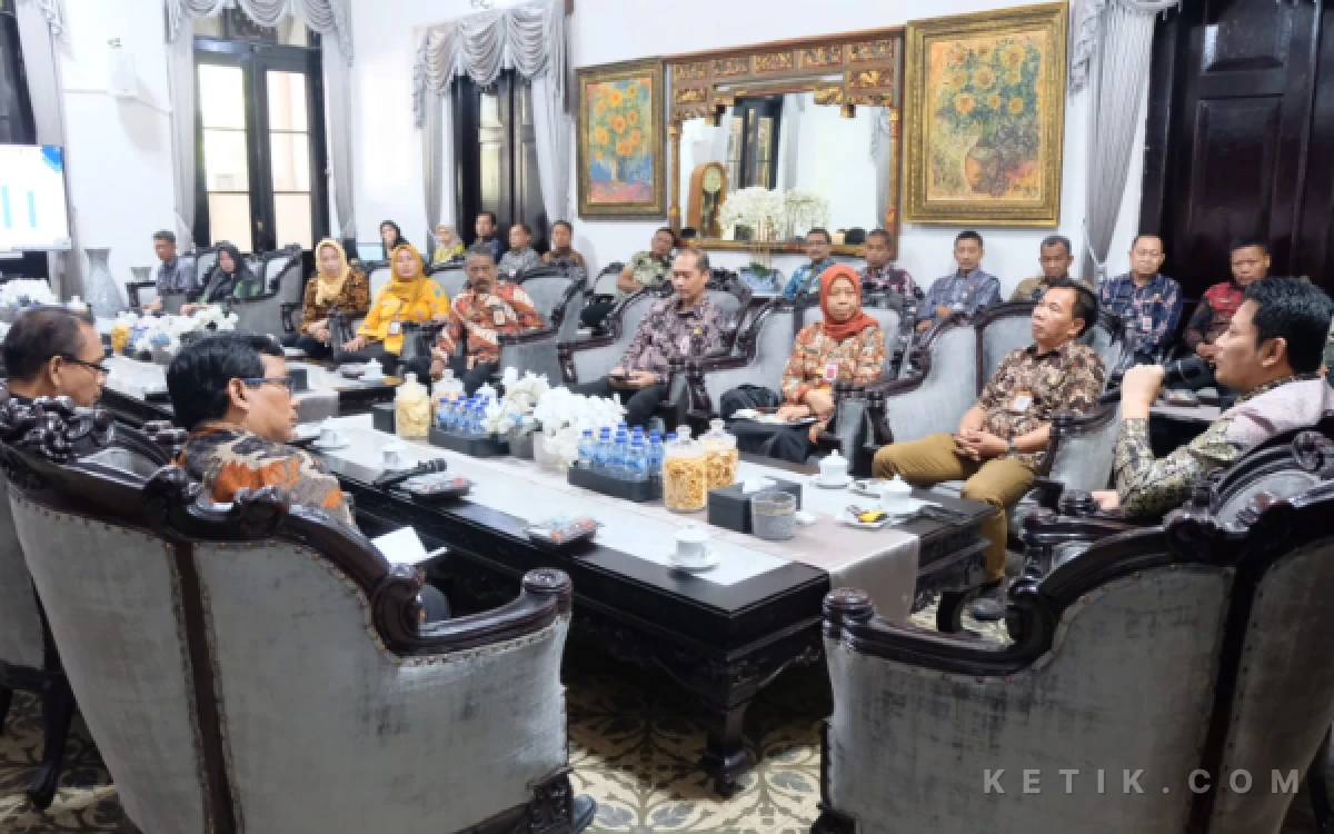 Foto Bupati Subandi menjawab keluhan para pengelola pasar-pasar di Sidoarjo. Keluhan mereka direspons positif dengan rencana revitalisasi pasar. (Foto: Kominfo Sidoarjo)
