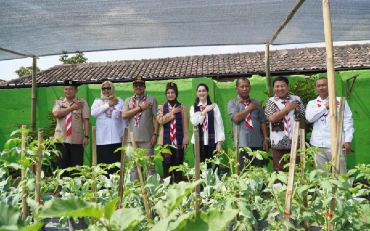 Foto Wakil Ketua Kwarda Jawa Timur, Arumi Bachsin foto bersama pengurus Kwarcab Kota Kediri saat meninjau lokasi pengembangan Pramuka Produktif di Kota Kediri (Foto: Pusdatin Kwarda Jatim)