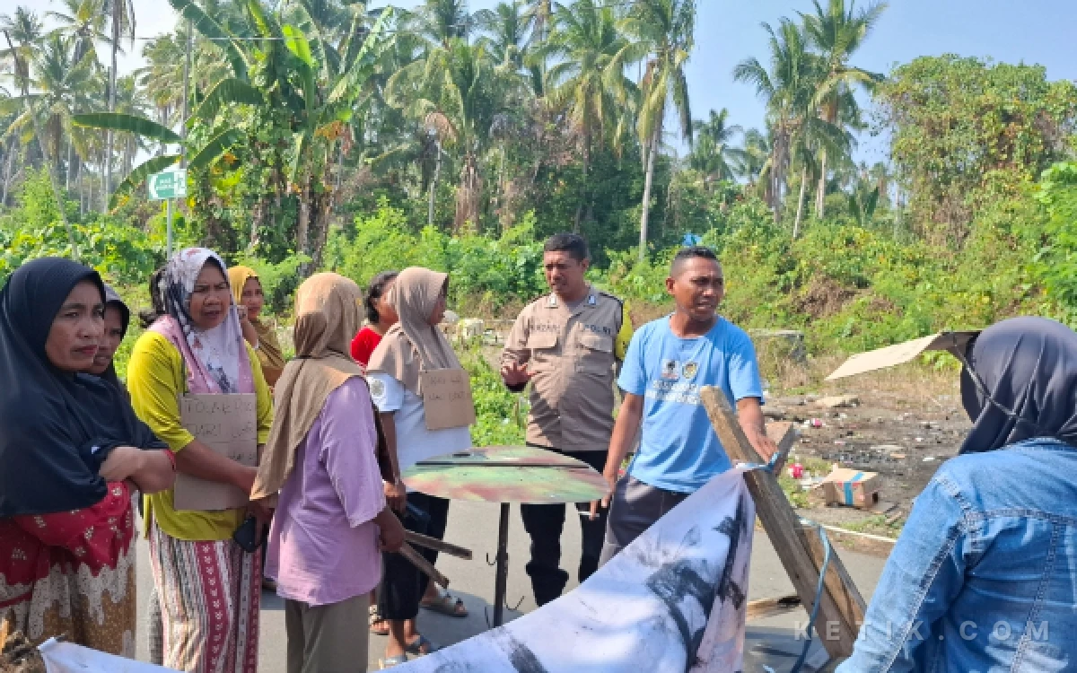 Thumbnail Berita - Saat Warga Menolak Pencopotannya, Muhlis Justru Minta Keputusan Bupati Halsel Dihormati