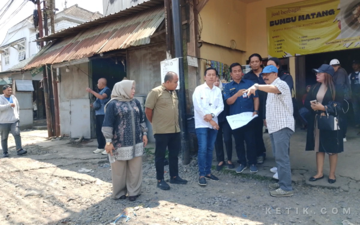 Foto Komisi C DPRD Kota Malang saat meninjau jalan rusak di Pasar Gadang. (Foto: Lutfia/Ketik.com)