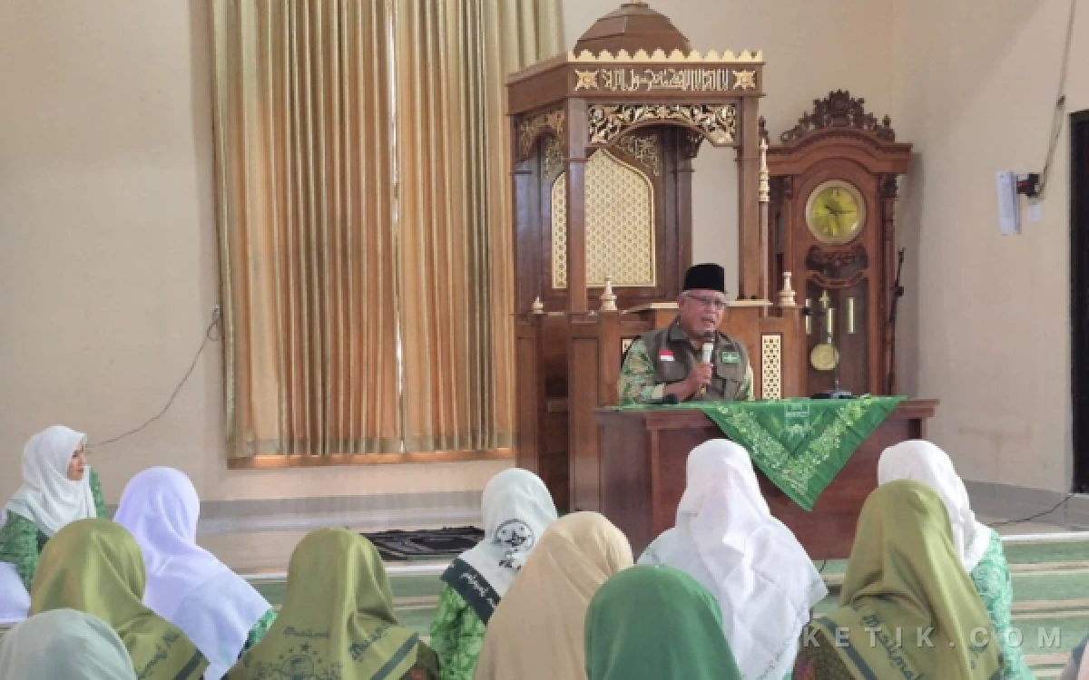 Foto Ketua Tanfidziyah MWC NU Kec Rancaekek Kab Bandung KH Ending Jauharudin saat pengajian rutin PAC Fatayat NU Kec Rancaekek di Masjid Besar Kaum Rancaekek, Kab Bandung, Minggu (21/6/26).(Foto:Iwa/Ketik.com)