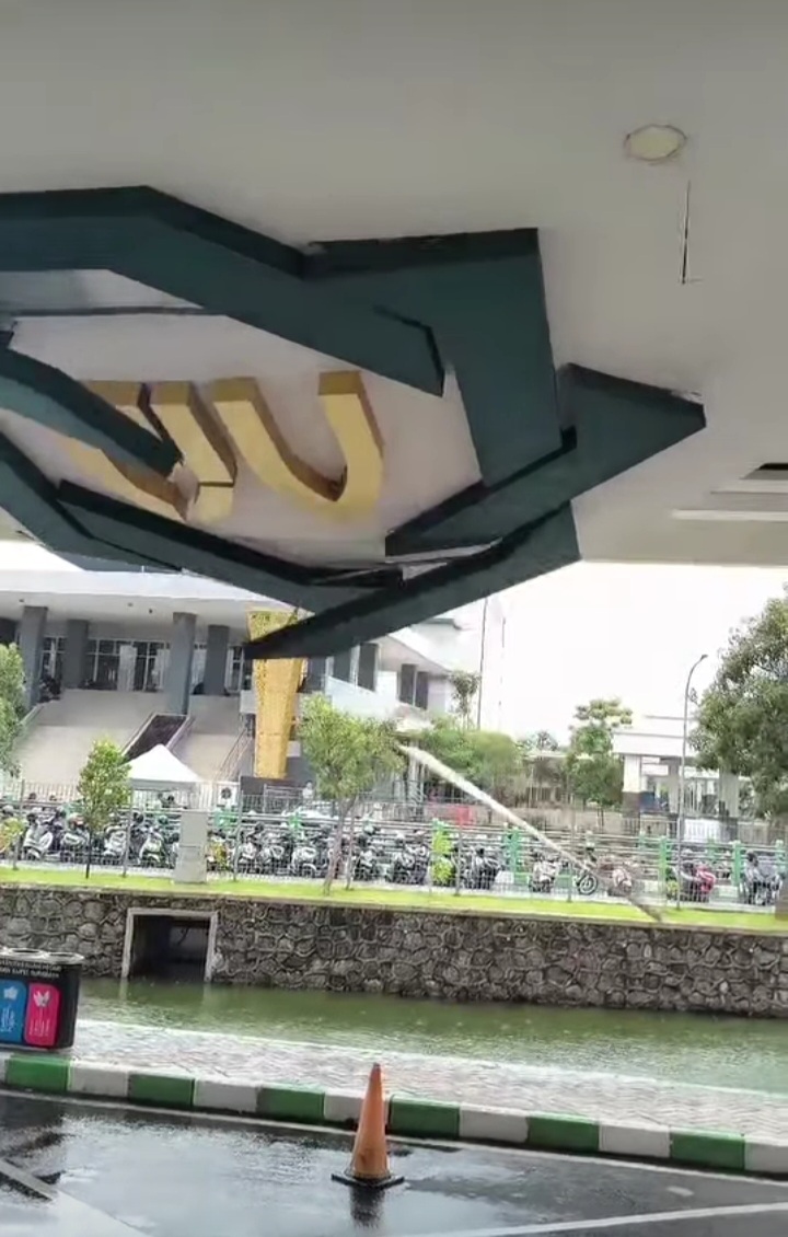 Tangkapan layar detik-detik plafon berukuran besar berligo UINSA runtuh.